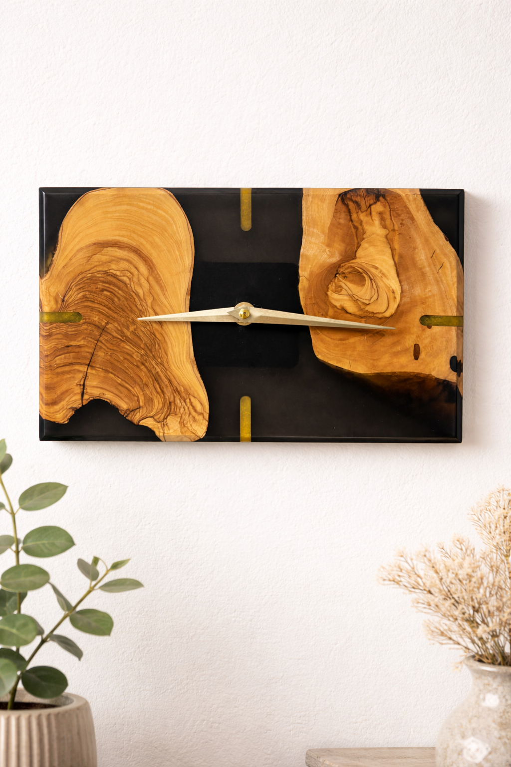 Orologio da Parete "Frammenti di Tempo" – Ulivo, Resina Nera e Dettagli Oro