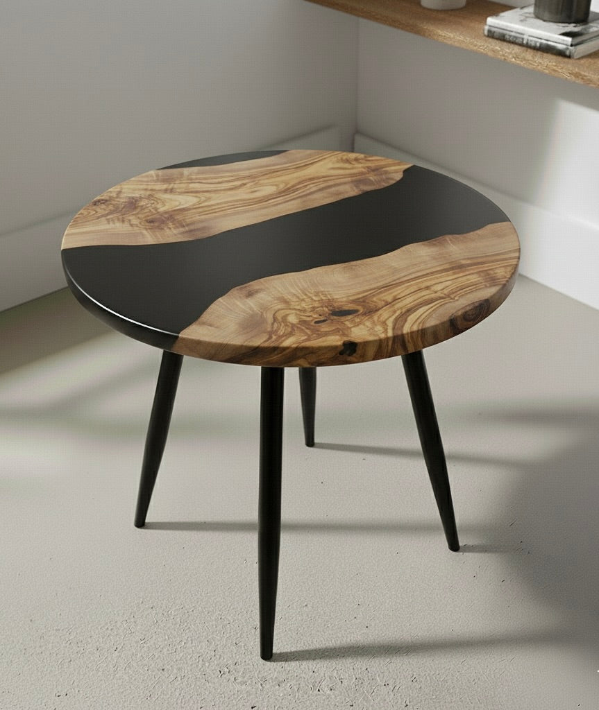 MARCO –  Tavolino Rotondo in Ulivo, Resina Nera e Base in Acciaio Design