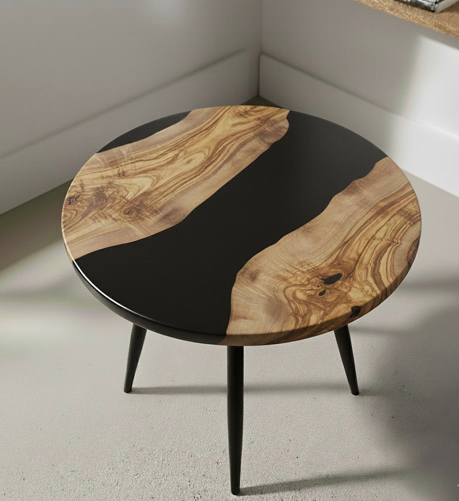 MARCO –  Tavolino Rotondo in Ulivo, Resina Nera e Base in Acciaio Design