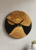 Orologio di Design in Ulivo e Resina – Il tempo nel cuore del legno