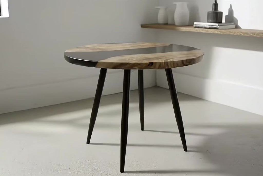 MARCO –  Tavolino Rotondo in Ulivo, Resina Nera e Base in Acciaio Design