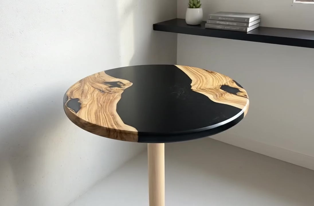 ECLISSI  – Tavolino Rotondo in Ulivo, Resina Nera e Acero Intagliato a Mano